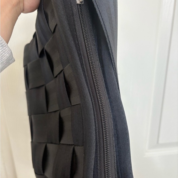 Harveys California Black The Original Seatbelt Woven Convertible Messenger Bag - Picture 4 of 5